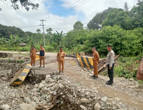 Kapolsek Fatuleu Dampingi Camat Fatuleu Barat Tinjau Lokasi Rawan Banjir di Desa Naitae
