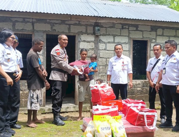 Polsek Amarasi Dampingi Dinas Sosial Salurkan Bantuan bagi Warga Terdampak Longsor