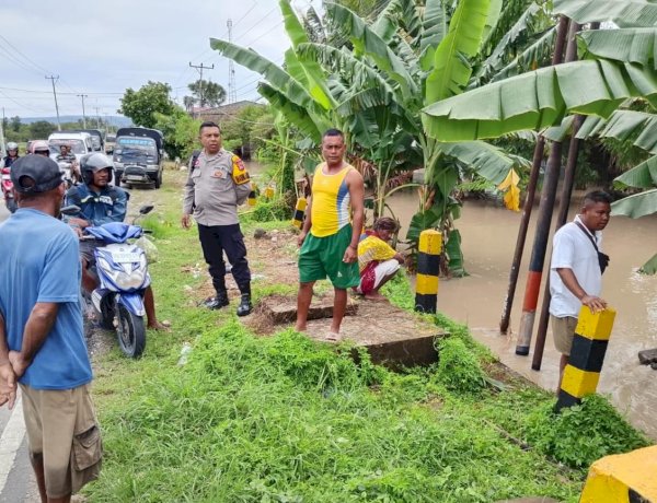 Antisipasi Potensi Banjir Meluap ke pemukiman warga, Bhabinkamtibmas Polsek Kupang Timur Turun ke Lapangan