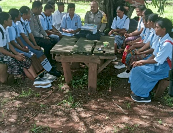 Polsek Amfoang Timur Edukasi Pelajar Lewat Pembagian Buku dan Sosialisasi KUHP