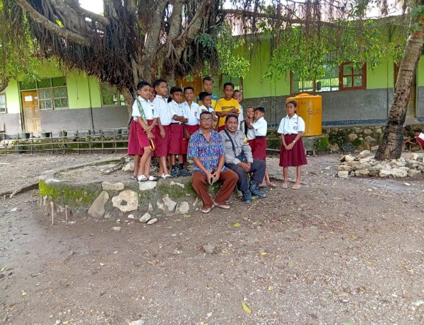 Bhabinkamtibmas Polsek Fatuleu Imbau Siswa SD Tidak Beraktivitas di Pinggir Sungai Saat Musim Hujan