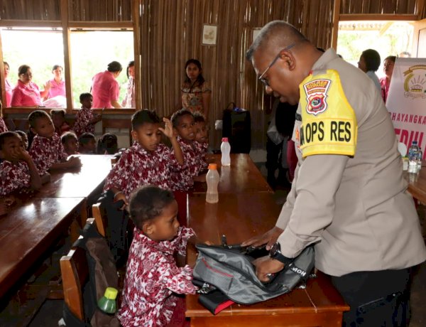 Peduli Pendidikan, Kapolres Kupang Kunjungi SD dan PAUD Cahaya Hati Camplong II