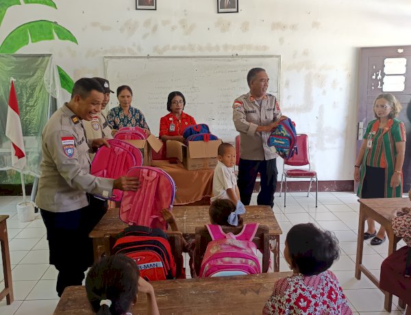 Dari Fatuleu ke Kupang Barat, Kapolres Kupang Hadirkan Harapan Lewat Paket Sekolah