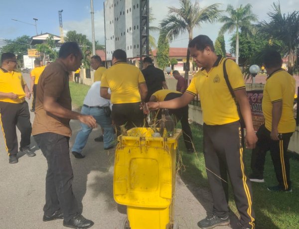 Gelar Jumat Bersih, Personel Polres Kupang Bersihkan Mako dan Asrama