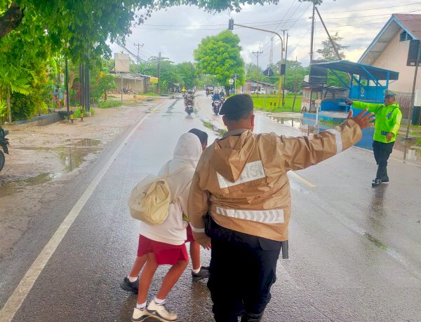 Pertebal Pengaturan Lalu Lintas Pagi Hari, Sat Samapta Polres Kupang Turunkan Regu Dalmas