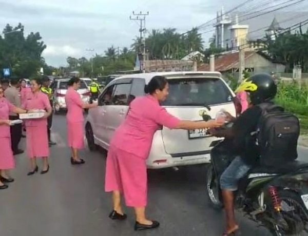 Aksi Berbagi Ramadan, Polres Kupang dan Bhayangkari Bagikan Takjil di Depan Mako