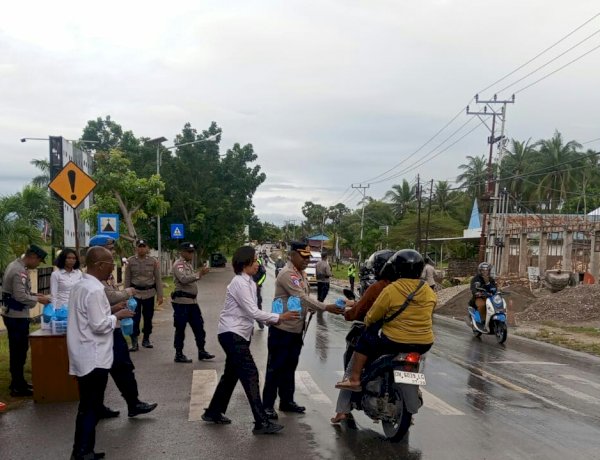 Kapolres Kupang Pimpin Pembagian 200 Paket Takjil  bagi  pengendara