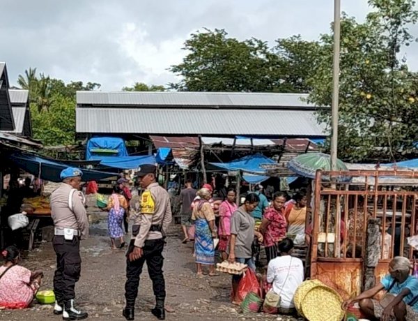 Jaga Kamtibmas, Anggota Polsek Amfoang Utara Monitoring Aktivitas Pasar Nekabuaf