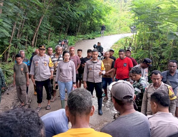 Polisi dan Masyarakat Gotong Royong Pasang Bronjong di Lokasi Longsor Jalan Oekaunoe