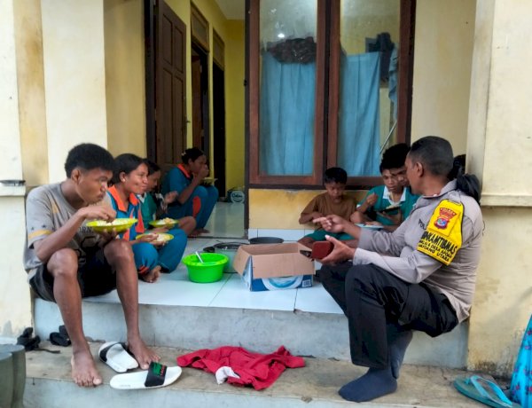 Bhabinkamtibmas Polsek Amfoang Utara Evakuasi Pelajar Terjebak Banjir Kali Oehani