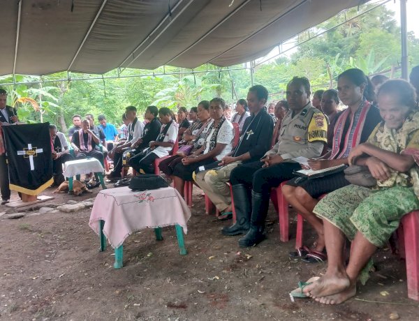 Bangun Kedekatan dengan Warga, Bhabinkamtibmas Amfoang Hadiri Ibadah Pemakaman