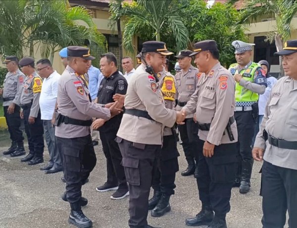 Pererat Persaudaraan, Polres Kupang Gelar Tradisi Bersalaman Usai Apel Pagi.