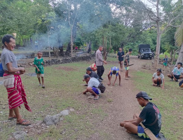 Bhabinkamtibmas Bersama Jemaat Bersihkan Lingkungan Gereja, Wujudkan Kesiapan Paskah 2026 di Amfoang Utara