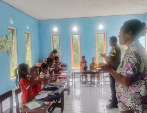 Dukung Pendidikan Anak Usia Dini, Bhabinkamtibmas Polsek Amfoang Utara Rela Beli Perlengkapan Belajar untuk Anak PAUD Bihili