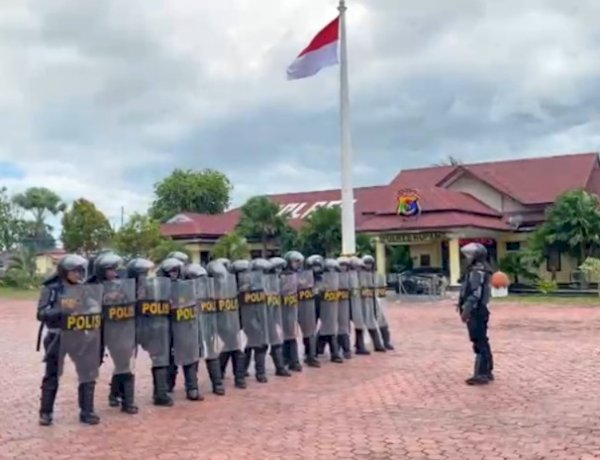 Tingkatkan Kesiapsiagaan, Dalmas Polres Kupang Gelar Latihan Pengamanan Aksi Massa