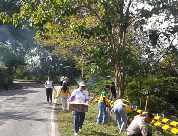 Polsek Fatuleu dan Pemerintah Kecamatan Fatuleu Gelar Kerja Bakti Bersihkan Jalan Timor Raya KM 45