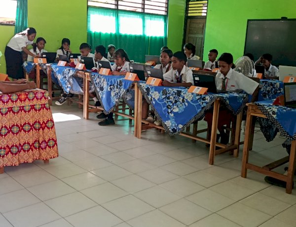 Pastikan Ujian Lancar, Polsek Amfoang Utara Kawal Pelaksanaan UAS Tingkat SD