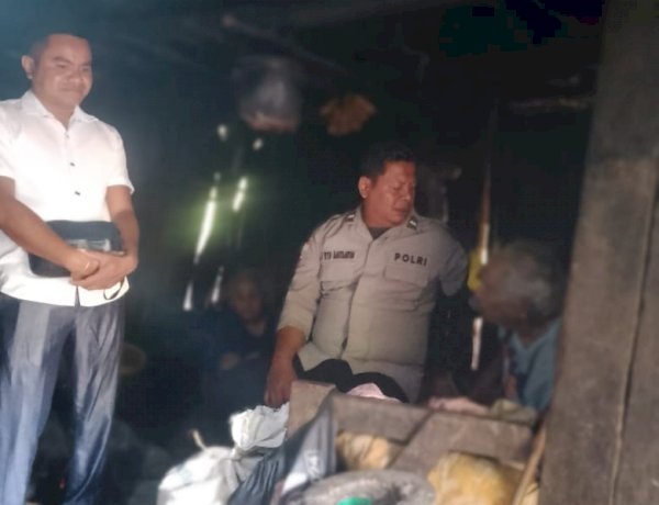 Sambangi Pasangan Lansia Sebatang Kara, Bhabinkamtibmas Polsek Fatuleu Salurkan Bantuan Sembako