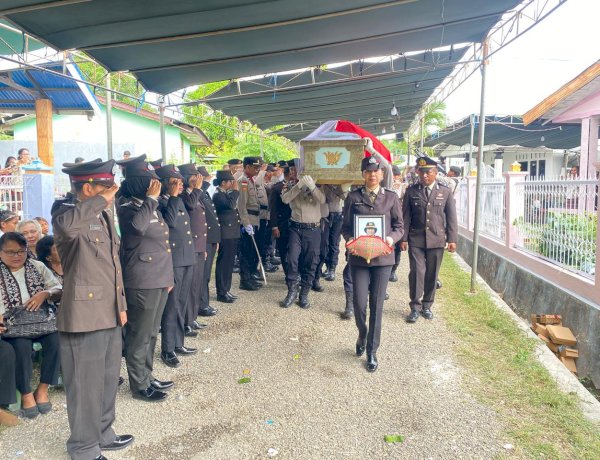 Polres Kupang Beri Penghormatan Terakhir kepada AKP Purn. Hana Adriana Detaq