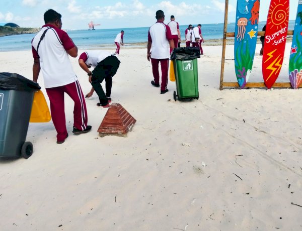 Sambut HUT Bhayangkara ke-80, Polsek Kupang Barat Bersihkan Pantai Oesina dan Serahkan Bak Sampah