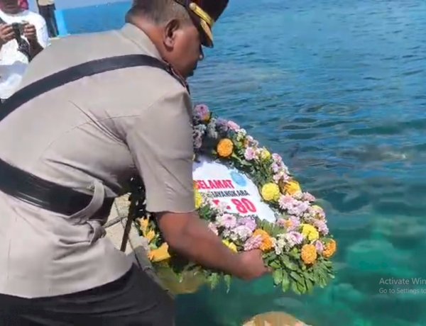 Penuh Haru, Polres Kupang Gelar Tabur Bunga di Laut sebagai Penghormatan bagi Para Pahlawan