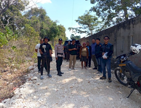 Bhabinkamtibmas Polsek Kupang Tengah Kawal Pengembalian Batas Tanah oleh BPN di Desa Penfui Timur