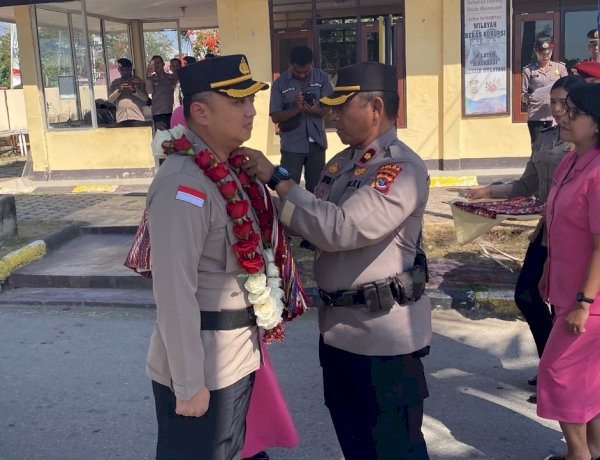 AKBP Adhitya Octorio Putra, S.I.K  Resmi Disambut di Polres Kupang, AKBP Rudy Junus Jacob Ledo Diantar dengan Tradisi Pedang Pora