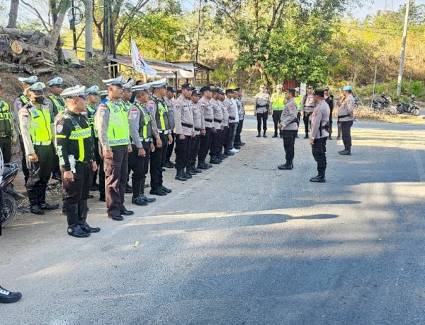 Ratusan Personel Polres Kupang Amankan Kunjungan Mantan Presiden RI Joko Widodo di Pantai Oesina