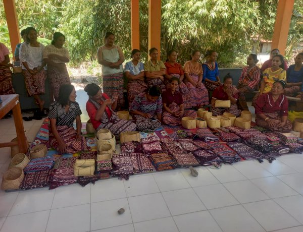 Dukung UMKM dan Budaya Lokal, Polsek Amarasi Timur Kawal Pameran Tenun Ikat Tingkat Dusun