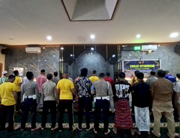 Doakan Korban Gempa Flores, Polres Kupang Gelar Sholat Istighosah di Masjid Asy Syamsi