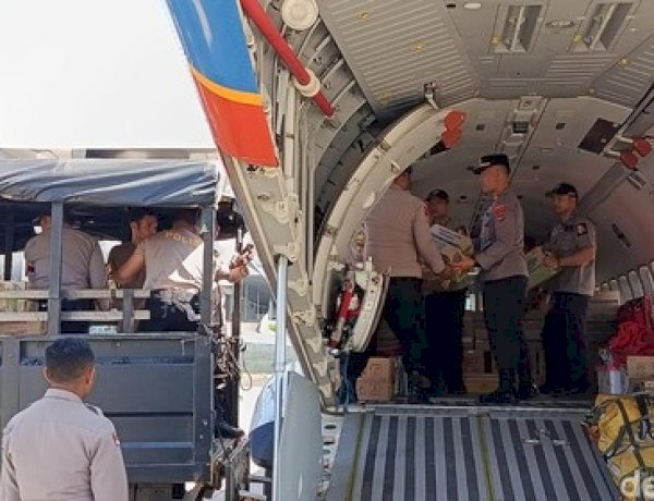 Pesawat CN-295 Polri Tiba di Bandara Komodo, Bawa Bantuan untuk Korban Gempa Flores