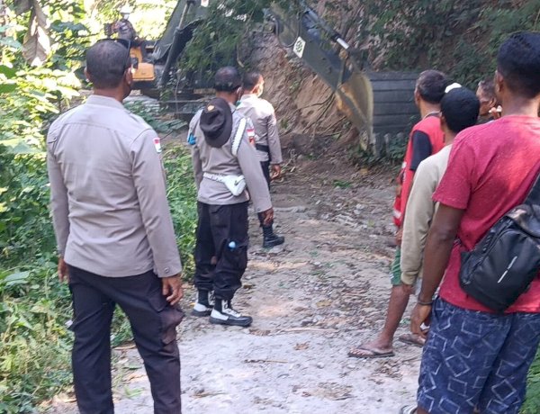 Personel Polri Buka Akses Jalan Terdampak Longsor Menuju Dusun Nitung di Palue