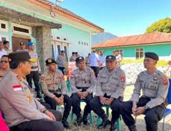 Kapolda NTT Salurkan Bantuan Kapolri untuk Personel Terdampak Gempa di Manggarai