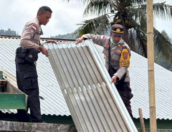 Polsek Kuwus dan Warga Bongkar Rumah Rawan Runtuh, Hadir Pulihkan Rasa Aman Pascagempa