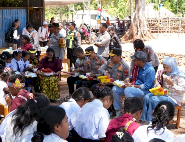 Resmikan Revitalisasi SMPTK Imanuel Tuapakas, Kapolda Ajak Siswa Makan Bersama Penuh Kehangatan
