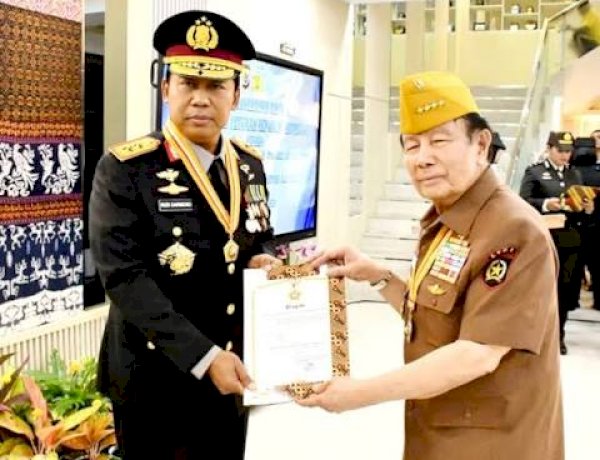 Bintang Veteran Disematkan kepada Kapolda NTT, LVRI Apresiasi Kepeduliannya