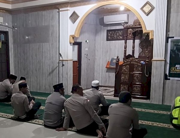 Subuh Keliling di Masjid Ashsolihin, Kapolres Kupang Ajak Masyarakat Cegah Perundungan
