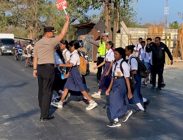 Kapolres Kupang Turun Langsung Atur Lalu Lintas di Jalur Trans Timor Km 18, Utamakan Keselamatan Pelajar