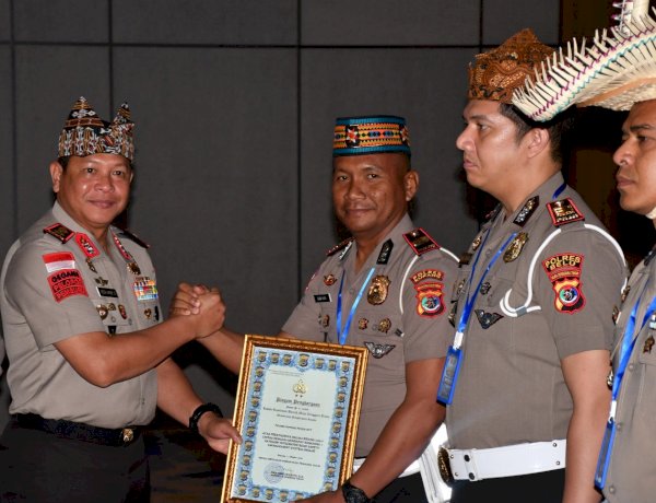 Kapolda NTT Beri Penghargaan kepada Kasat Lantas Berprestasi, Polres Kupang dan Ende Raih Peringkat Pertama