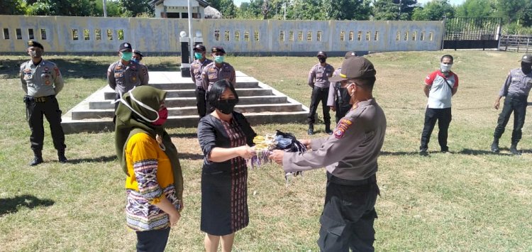 Dari batas Negeri, Kapolsek Amfoang Timur Bersama Ketua Bhayangkari Ranting Amfoang Timur bagikan masker