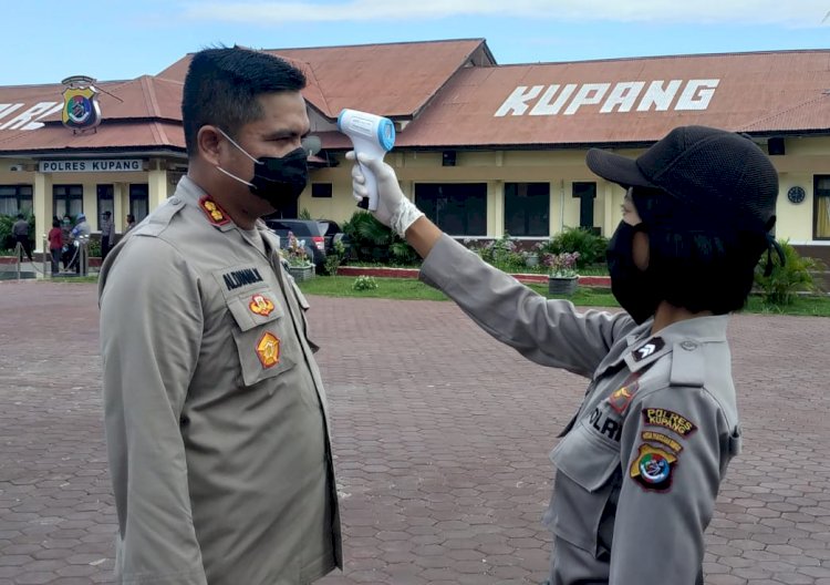 Jaga kesehatan anggota  Urkes  Polres Kupang lakukan  pemeriksaan suhu tubuh