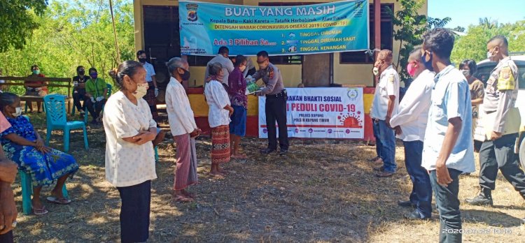 Bhakti sosial Polri  Kapolsek Kupang Timur  berikan paket sembako ke 7 Desa