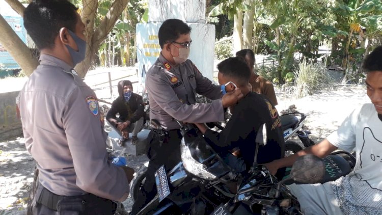 Sat Binmas Polres Kupang Turun jalan bagikan masker ke tukang ojek