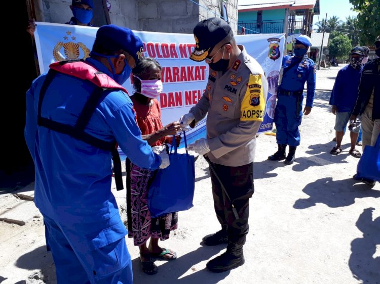 Kapolda NTT berikan paket sembako pada nelayan kampung Bajo Kecamatan Sulamu