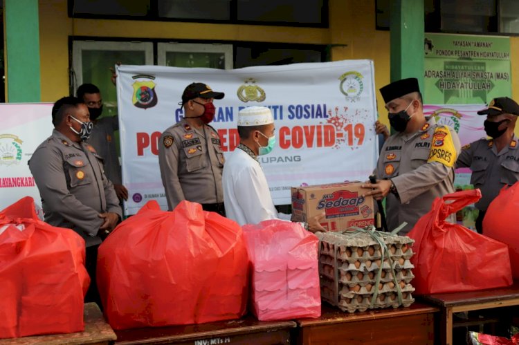 Serentak,Polres Kupang dan Polsek Jajaran membagikan paket sembako kepada warga terdampak covid- 19