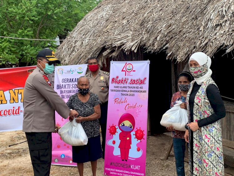 Kapolda NTT berikan paket sembako pada warga Dusun Kuanoah Desa Noelbaki Kupang Tengah