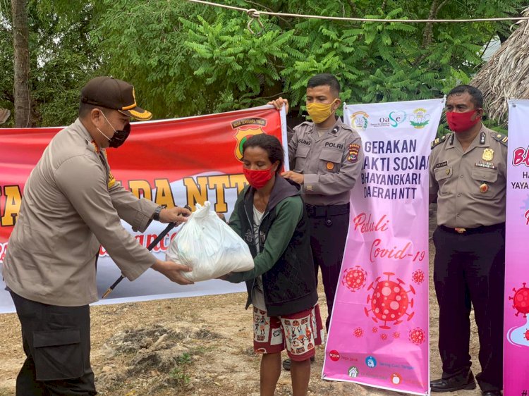 Kapolda NTT berikan paket sembako pada warga Dusun Kuanoah Desa Noelbaki Kupang Tengah