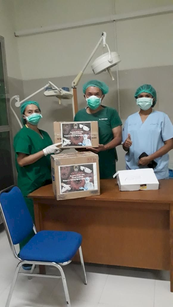 Dukung Petugas Medis, Bhayangkari  Polres  Kupang Berikan Bantuan APD Untuk RSUD WZ Johannes