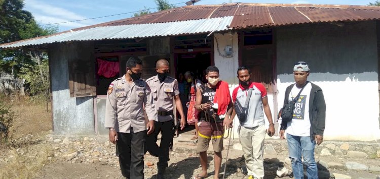 Empat Anggota Polsek Amfoang Timur Bantu Evakuasi Seorang Warga ke RSJ Naimata Kupang