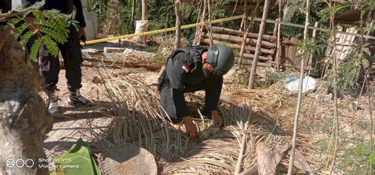Bhabinkamtibmas Polsek Kupang tengah  Laporkan Penemuan Bom Oleh Warga